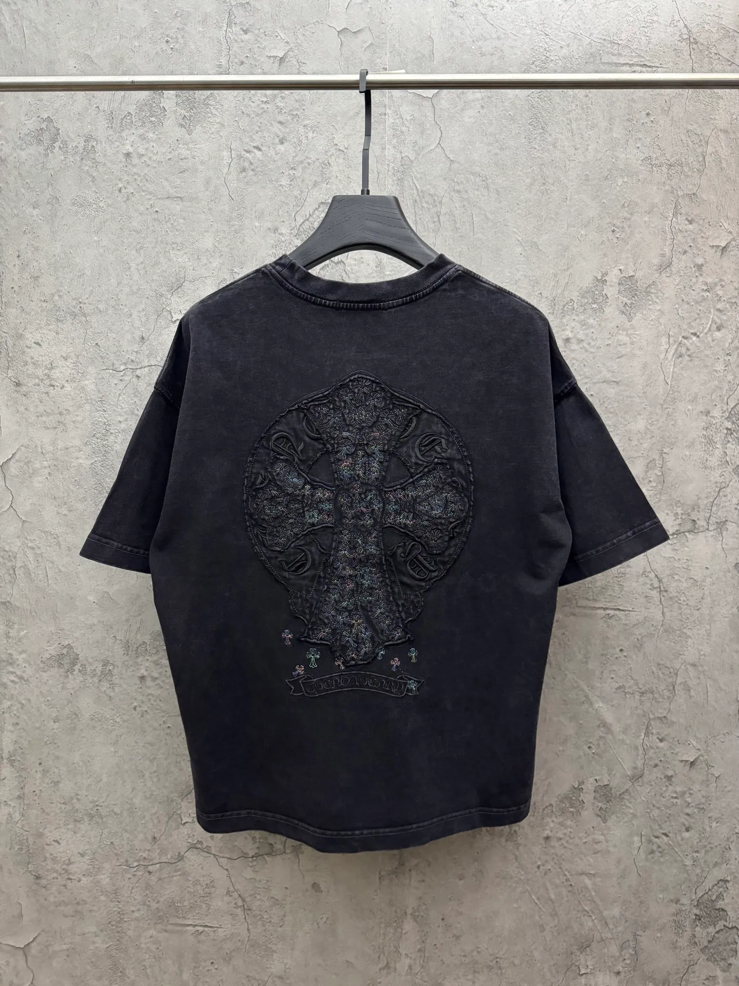 P230 top version, real shot without P, ​​different from market currency) 𝗖𝗵𝗿𝗼𝗺𝗲 𝗛𝗲𝗮𝗿𝘁𝘀/Croxin 2026 spring new original single counter American washed patch embroidered couple short sleeves 👑The highest version! Customized fabric 320 grams, washed and fried. Best-selling model at the counter. Very comfortable to wear. Accessories: Original molded and authenticated collar label➕100% silk wash label. Genuine purchase-grade original hangtag➕matching hanging rope➕3D hanging beads➕original packaging bag. Craftsmanship: The original version has consistent wiring! The highest version of the armhole matching technique! Color: Gray Black Size: S M L XL Style No.: 6619